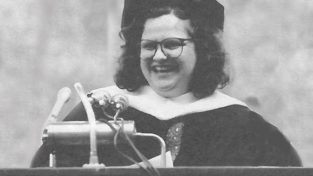 Wendy Wasserstein ’71 delivering the 1990 Commencement address
